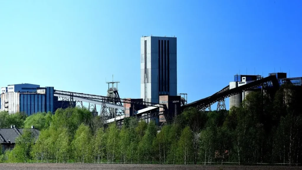 Ciemna kopalnia Halemba - miejsce pracy i niebezpieczeństwo.
